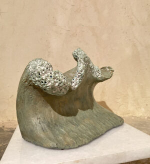 La déferlante en terre cuite patiné bronze